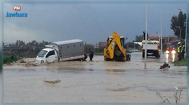  انقطاع حركة المرور بعدد من الطرقات بعد نزول كميات من الأمطار