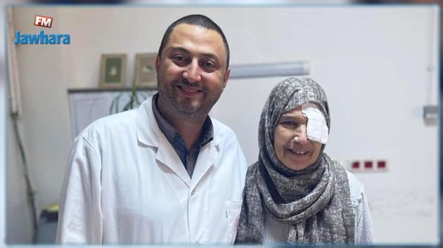 في يوم المعلم العالمي: طبيب عيون بسوسة يجري عملية لمعلمته