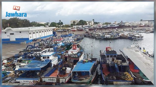 استئناف عمليات رفع مراكب الصيد البحري بميناء قليبية وانزالها