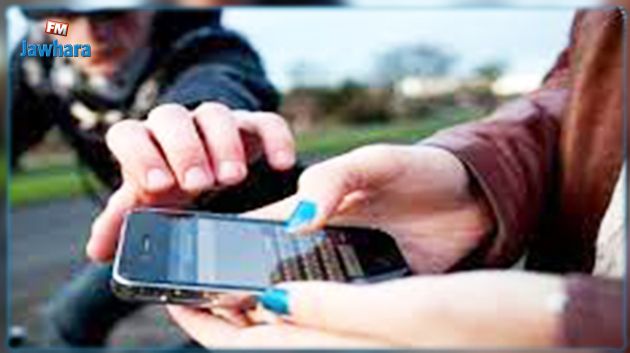 أريانة : يسلب إمرأة هاتفها الجوال و يطعن عون استخلاص بمحطة حافلات ثم  يعتدي على نفسه بشفرة حلاقة