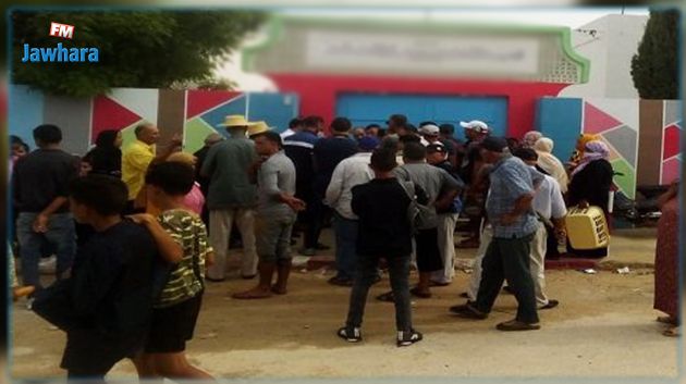 منوبة: الأولياء يغلقون 4 مؤسسات تربوية وتوسّع دائرة الاحتجاجات إلى مدارس أخرى