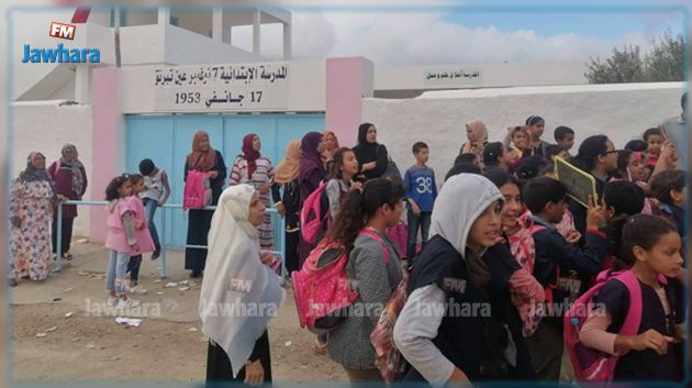 قرمبالية : وقفة احتجاجية لأولياء بسبب عدم إلتحاق مدرسين بمدرسة أبنائهم 