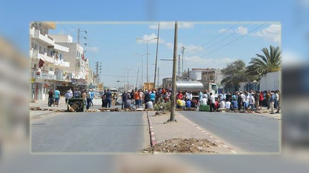 قابس : محتجون يغلقون الطريق في المطوية