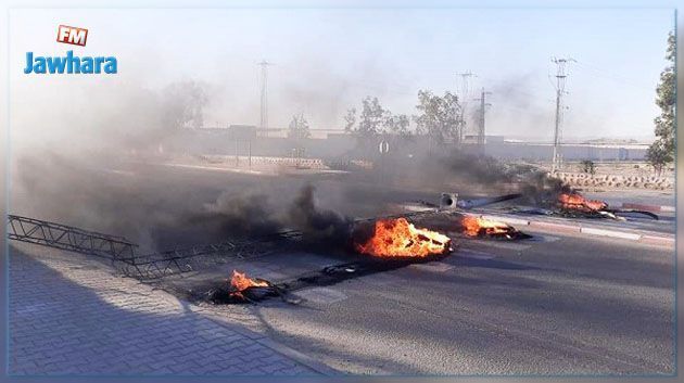 بئر شلوف.. منحرفون يشعلون عجلات مطاطية بالطريق