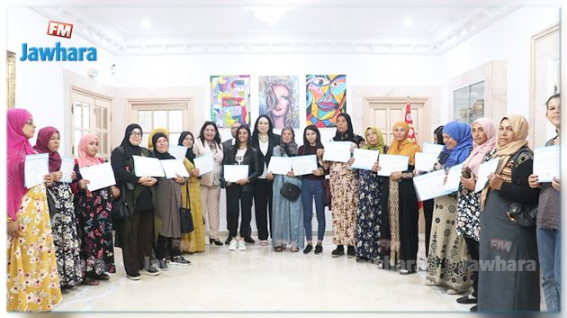 أمهات التلاميذ المهددين بالانقطاع المدرسي.. تسليم اشعارات مشاريع لفائدة 20 إمراة من منوبة