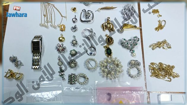 مطار قرطاج : ضبط كمية من المعدن الأصفر و الأحجار الكريمة لدى مسافر أجنبي (صور)