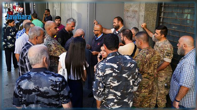 مطالبا باسترداد أمواله: مودع يقتحم مصرفًا في بيروت