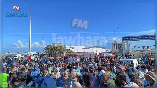 فاجعة جرجيس: الأهالي يساندون عائلات المفقودين في اعتصامهم بالميناء التجاري