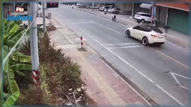 بسرعة جنونية وسط الطريق: سيارة ذاتية القيادة تفقد السيطرة ( فيديو)