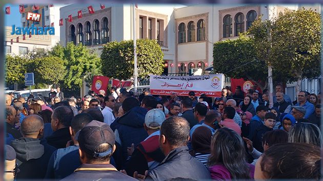 على خلفية الوضع البيئي: وقفة احتجاجية لعدد من المواطنين والنقابيين أمام مقر الولاية في صفاقس