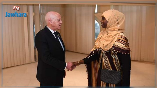 فتاة من جربة تقدّم لرئيس الجمهورية هدية رمزية (صورة)