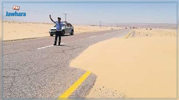 تحذير من كثبان رملية تحجب الرؤية بهذه الطريق