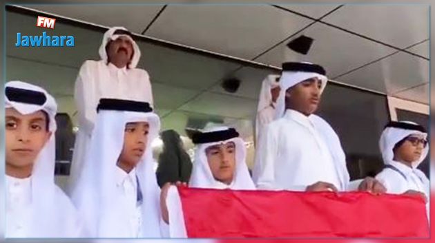 شاهد.. أمير قطر الوالد يردّد النشيد الوطني التونسي وأحفاده يرفعون العلم 