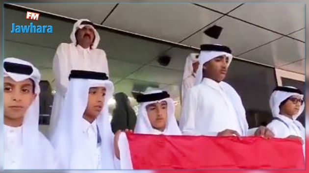 شاهد.. أمير قطر الوالد يردّد النشيد الوطني التونسي وأحفاده يرفعون العلم
