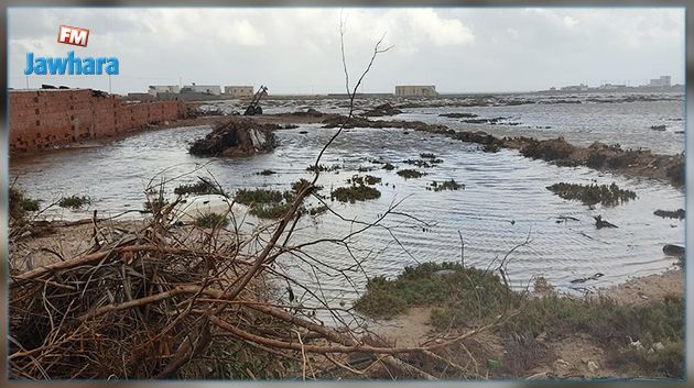 قرقنة.. مياه البحر تغمر اليابسة وتتسرّب الى المنازل بالقراطن 