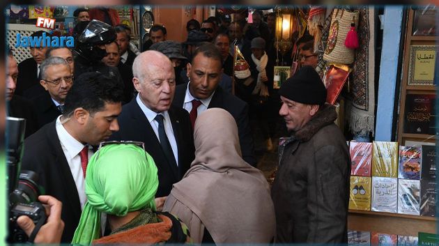 خلال جولة بأسواق المدينة العتيقة وبشارع الحبيب بورقيبة: قيس سعيّد ينصت لمشاغل ومطالب عدد من المواطنين