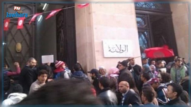 التجّار المستقلّون يحتجّون أمام مقر ولاية تونس