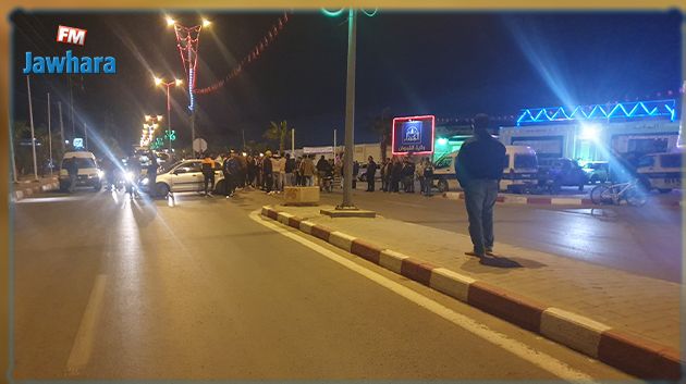 القيروان: شاب يضرم النار في جسده.. وأقاربه يُغلقون الطريق 