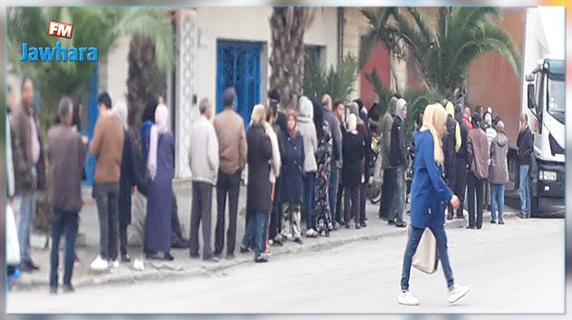 طوابير طويلة للحصول على علبة حليب