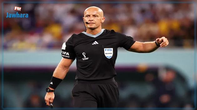 أصيب بمرض في القلب وكاد يعتزل التحكيم.. الفيفا يحتفي بحكم نهائي مونديال قطر