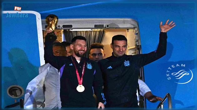 ميســــي و رفــــاقه يحطون الرحـــــــال ببوينس آيرس ( فيديو و صور)