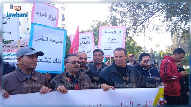 أعوان واطارات المؤسسات العمومية والشركات الخاصة بقطاع الفلاحة ينظمون مسيرة احتجاجية