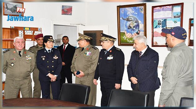 وزير الدفاع يؤدي زيارة تفقد الى القاعدة العسكرية والقاعدة الجوية بالعوينة