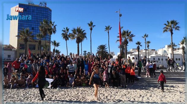 بكل من سوسة، صفاقس و نابل : عدد من المواطنين يستقبلون 2023 بغطسة العام 