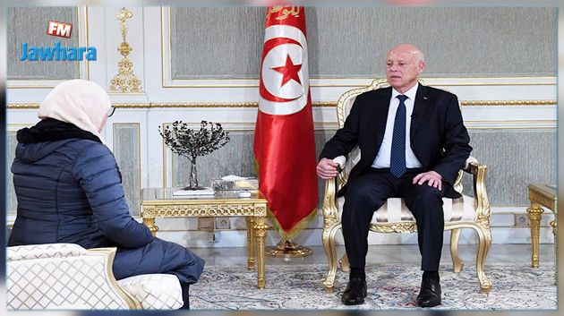 قيس سعيّد يستقبل مواطنة تعهّد بمساعدتها