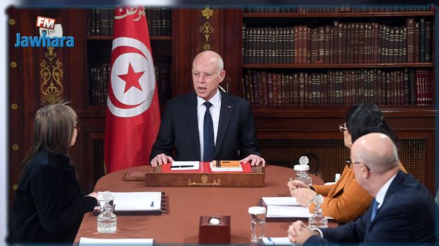 خلال لقائه الوفد المشارك في دافوس: سعيّد يُؤكّد ضرورة توضيح الوضع المالي والنقدي في تونس 