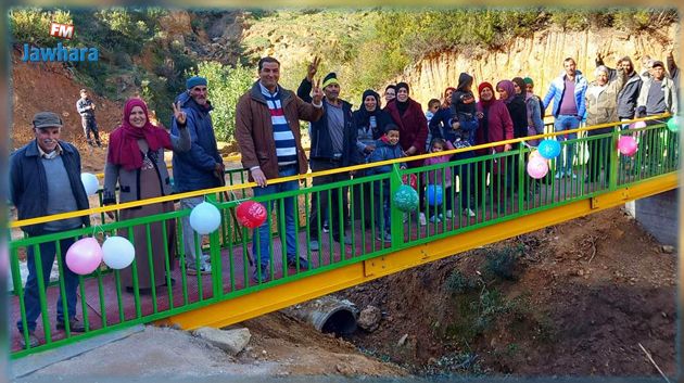 مواطن يبني جسرا لأطفال المدارس بمنطقة معزولة (صور)