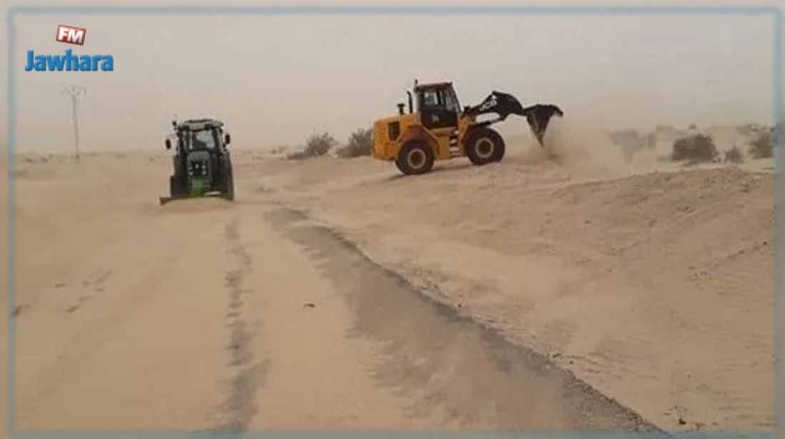 قابس: الادارة الجهوية للتجهيز والاسكان تتدخل لفتح طرقات تكدست بها الرمال بسبب الرياح قابس: الادارة الجهوية للتجهيز والاسكان تتدخل لفتح طرقات تكدست بها الرمال بسبب الرياح
