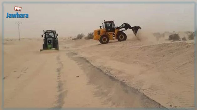 قابس: الادارة الجهوية للتجهيز والاسكان تتدخل لفتح طرقات تكدست بها الرمال بسبب الرياح