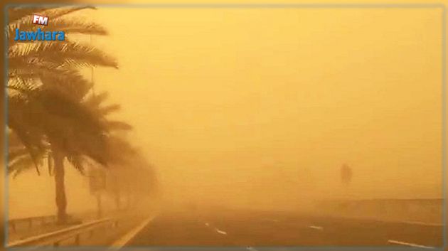 بلاغ مروري: رياح رملية قوية تحجب الرؤية في هذه الطريق