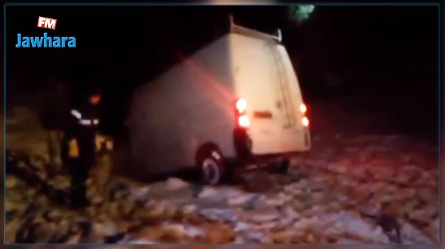 تدخل الحماية المدنية في بوسالم اثر انزلاق سيارة في منحدر بفعل الثلوج (فيديو)