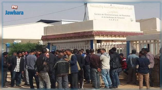 قبلي: العاملون في شركة البستنة  يمنعون الوالي من مغادرة مقر الولاية 