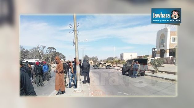 معبر راس جدير : محتجون يمنعون الليبيين من الدخول الى تونس