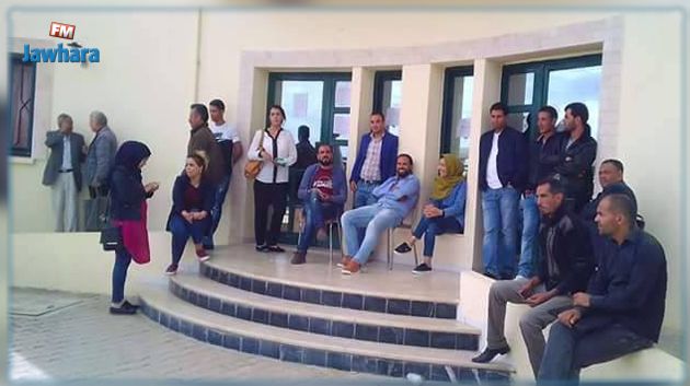 سليانة: الأساتذة النواب يغلقون مندوبية التربية ويمنعون الموظفين من مباشرة عملهم
