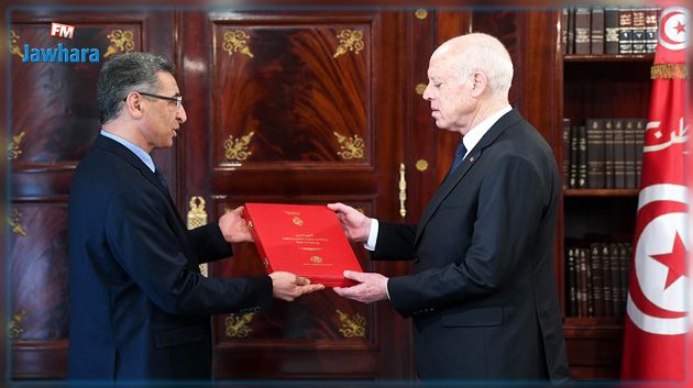 وزير الداخلية يسلّم رئيس الجمهورية 