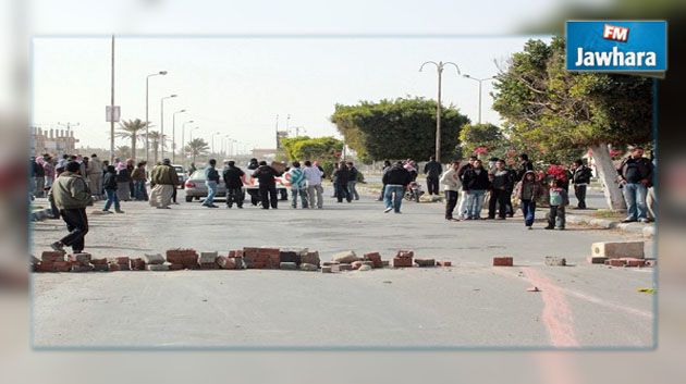 راس الجدير : تواصل غلق الطريق الوطنية 1 أمام العربات الليبية
