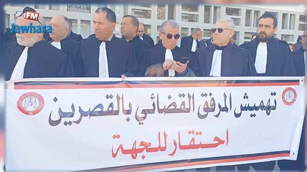 مُحامو القصرين يُنفّذون وقفة إحتجاجية أمام المحكمة الإبتدائية بالجهة