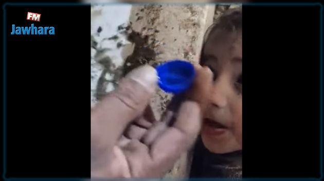 نجا بأعجوبة: تقديم الماء في غطاء زجاجة لطفل سوري