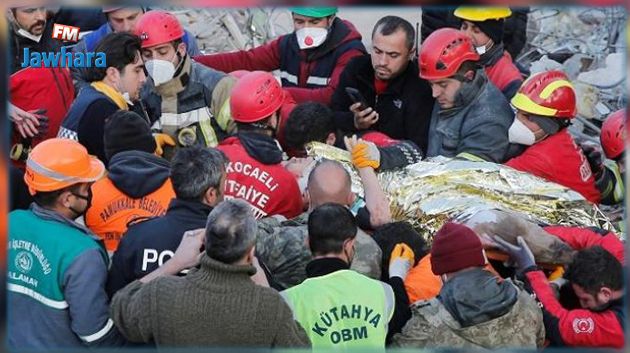 بعد 182 ساعة من الزلزال: انقاذ طفل من تحت الأنقاض في تركيا (فيديو)