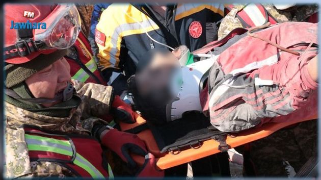 بينهم طفل.. إنقاذ 3 أشخاص بعد 296 ساعة تحت الأنقاض (فيديو)