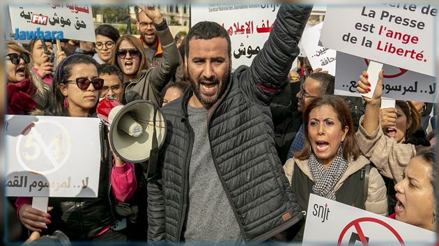 بينهم نقيب الصحفيين وحقوقيون : إحالة عدد من النشطاء بتهمة التحريض على العصيان والإعتداء على موظف عمومي