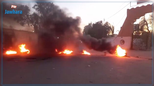 محتجّون يعيقون محاولات إخراج الفسفاط التجاري من مدينة أمّ العرائس 