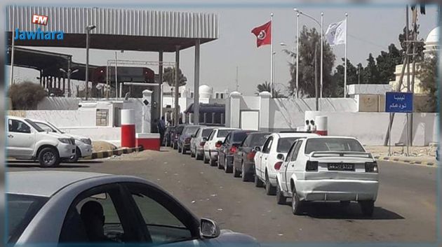 معبر راس جدير.. ازدحام وحركة كبيرة للدخول الى الأراضي التونسية