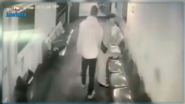 ظنّوا أنه عرض رومانسي.. رجل يحمل زوجته برفق ويرميها بعرض البحر
