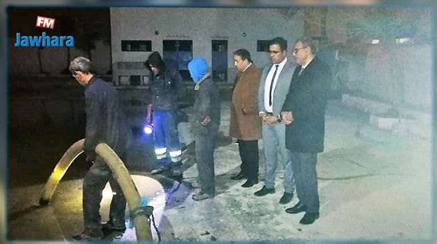 المدرسة الابتدائية رواد1: وزير التربية يشارك شخصيا في شفط مياه الصرف الصحي من ساحة المدرسة (صور)