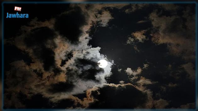 الليلة: الأجواء مغيّمة جزئيا والبحر شديد الاضطراب